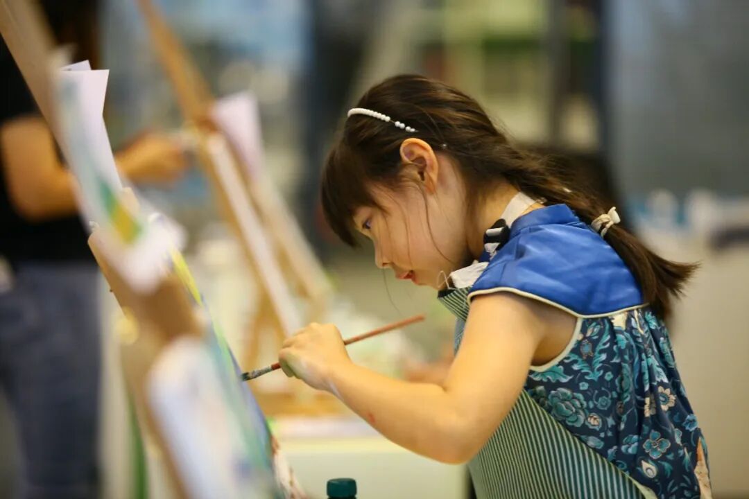 6学员创作油画时的照片-组图 (4).JPG