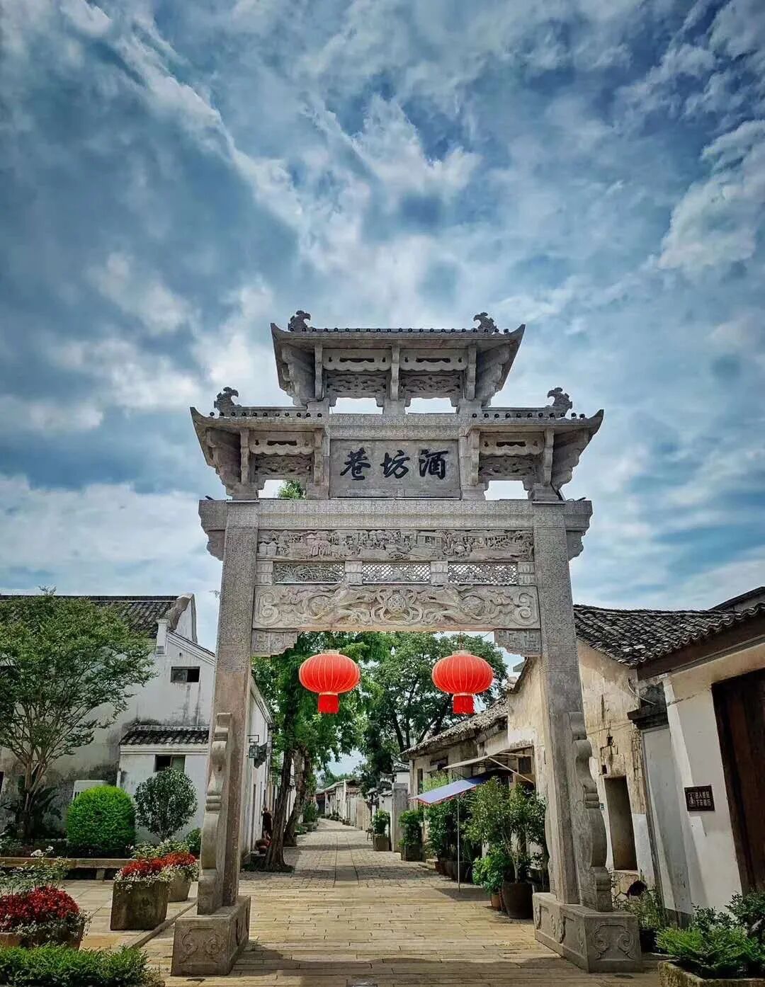 ""金华晚报""金华文化""婺城旅游"公众号输入关键词"古城十景"进入,为