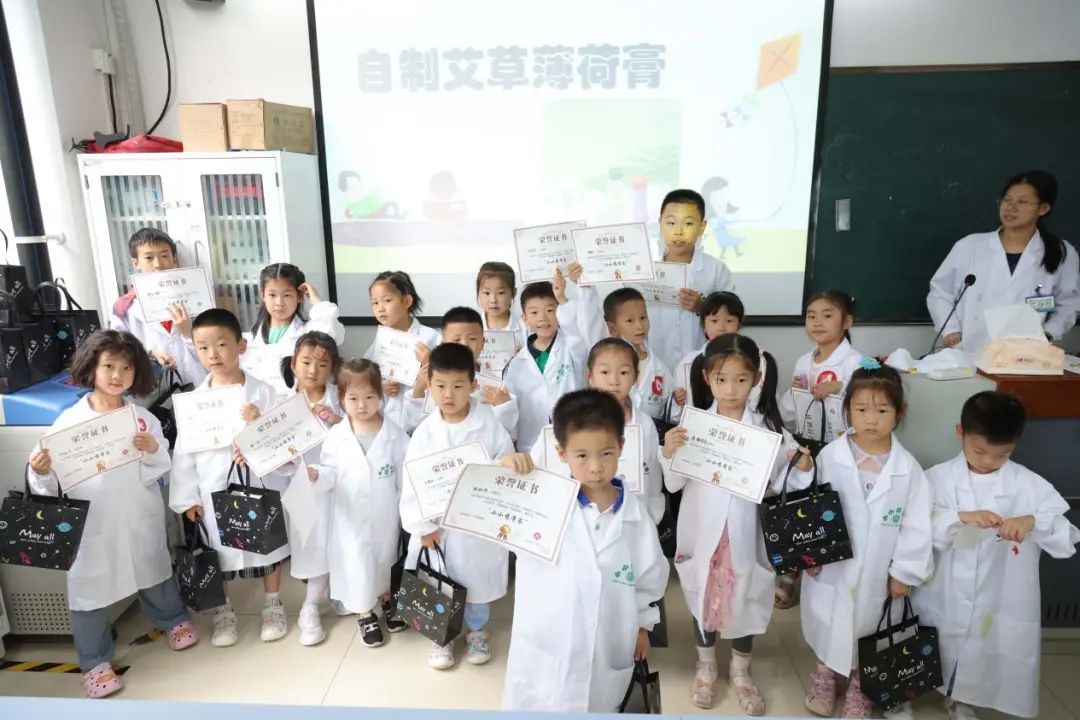 200名小小药学家药学院里过六一