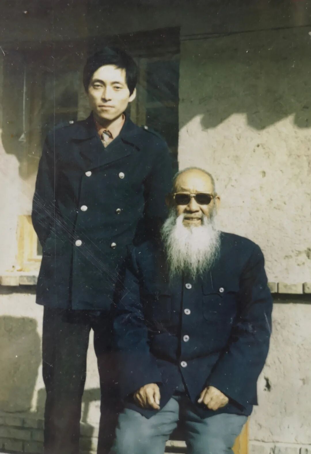 儿童时读私塾,后入西宁道尹黎丹办的无我学堂学习,黎丹的楷书在西宁颇