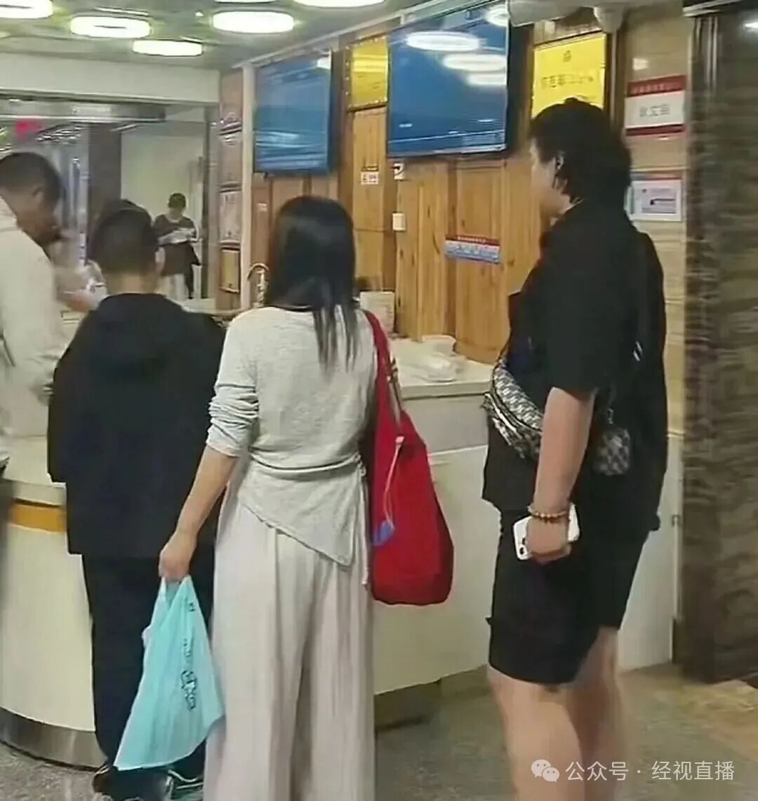 图为9月9日凌晨5点左右，河北省儿童医院急诊科现场。图源：纵览新闻（受访者供图）