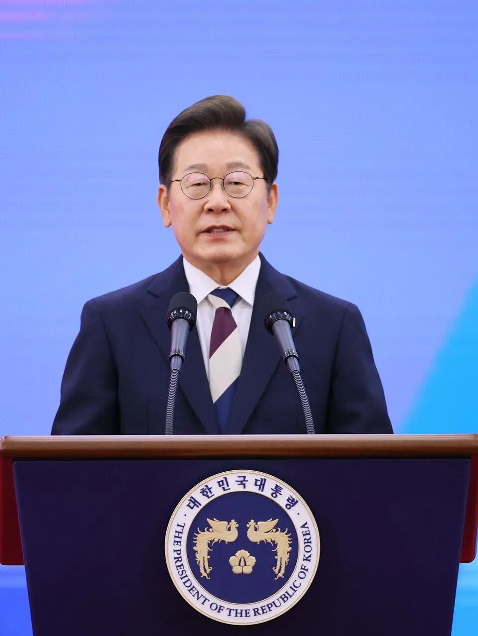 https://upload.wikimedia.org/wikipedia/commons/thumb/8/8e/Lee_Jae-myung%27s_Portrait_%282025.6.4%29.jpg/960px-Lee_Jae-myung%27s_Portrait_%282025.6.4%29.jpg