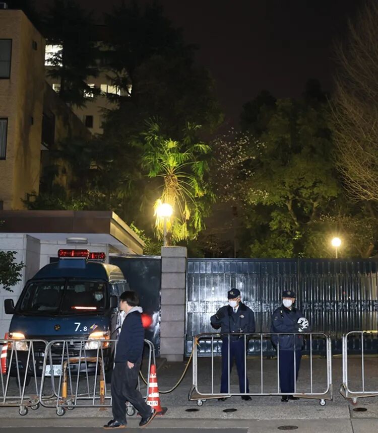 Security officers stand outside the Embassy of China in Japan, Tokyo, where a man believed to be a member of the Japan Self-Defense Forces broke in armed with a knife on March 24, 2026. Photo: VCG