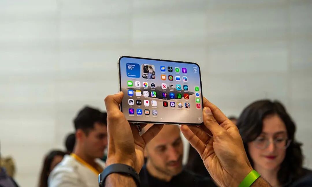 iPhone Duo Foldable ： China Pre-Orders Oct 16, Sales Oct 23, From 15,999 Yuan