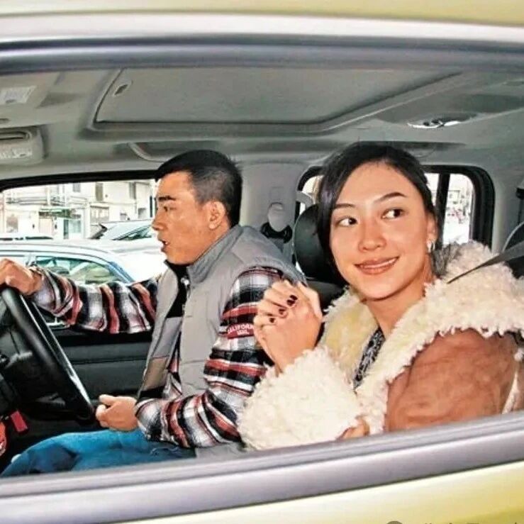 陈小春16年不换车,车牌一亮,网友赞叹:有内涵!不换车就对了