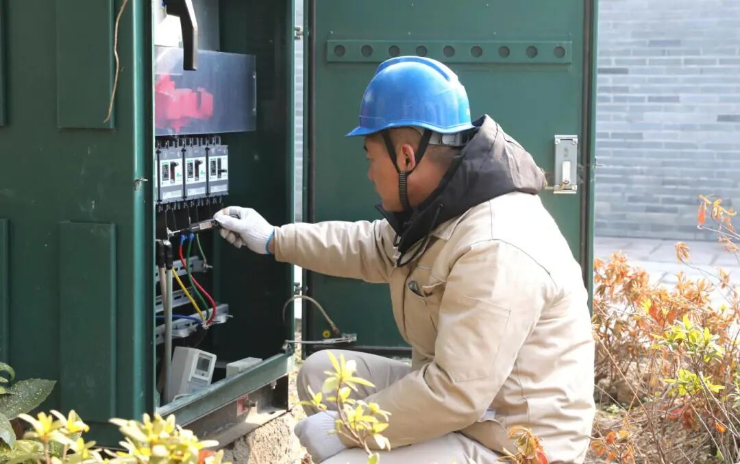 （春节备稿） 【新春走基层】 特巡细检排隐患 灯火长明护团圆素材0.jpg