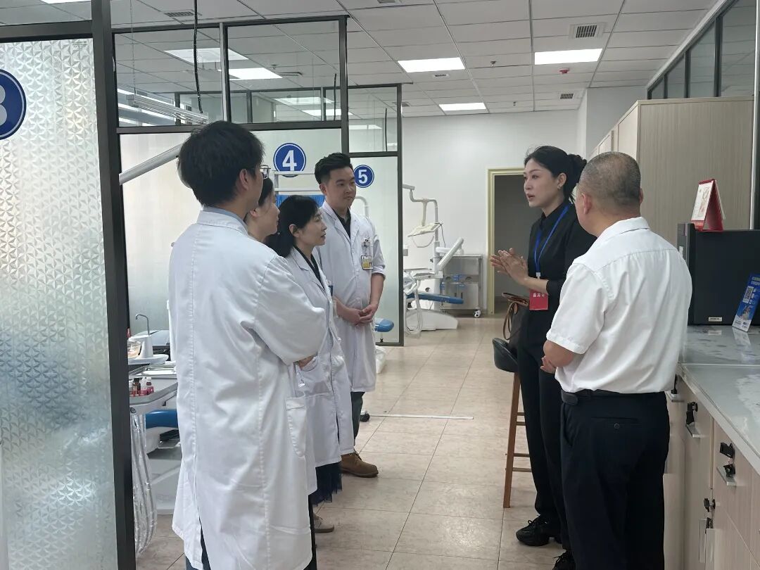 刘潇倩专家到口腔科调研2.jpg