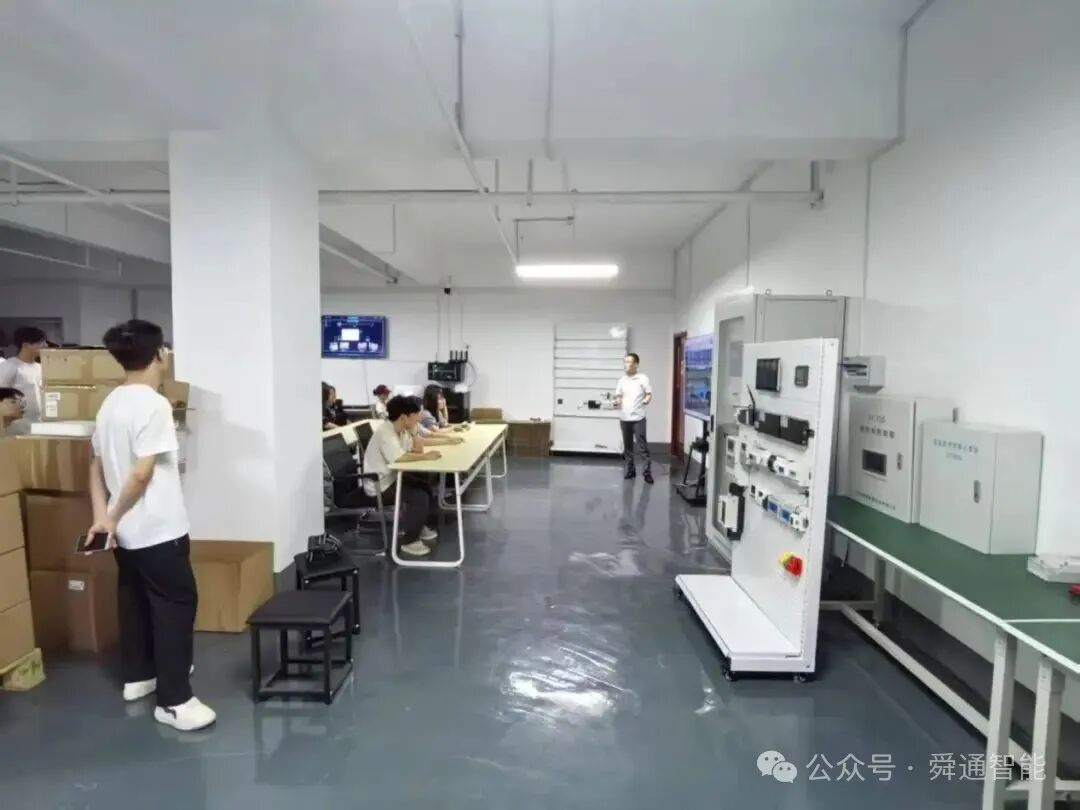 湖北工業(yè)大學經(jīng)管學院一行赴武漢舜通智能—節(jié)能考察交流