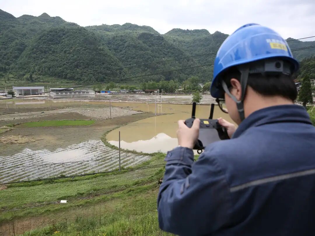 2026年5月19日南方电网公司贵州凯里麻江供电局工作人员正用无人机进行巡线，排查并记录线路故障点3（丁浩喆摄）.JPG