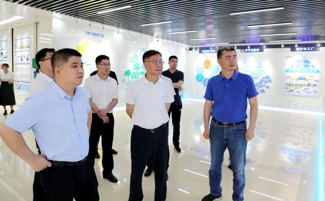 金湾区委书记梁耀斌一行莅临我司调研指导