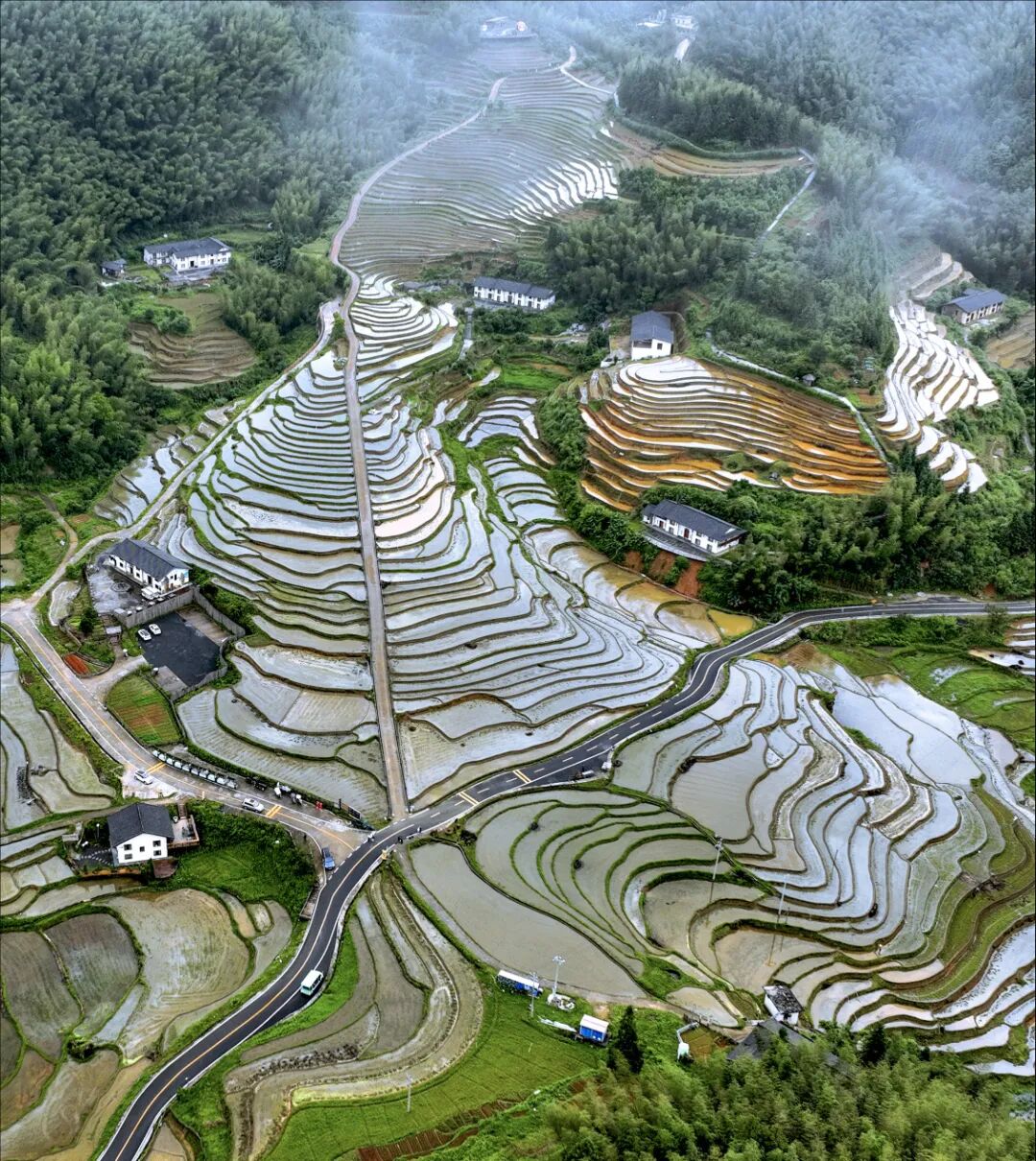 春耕表演来上堡梯田尽情撒欢吧!
