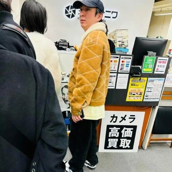 王思聪现身日本,多名美女作陪,其发量和发色引发关注