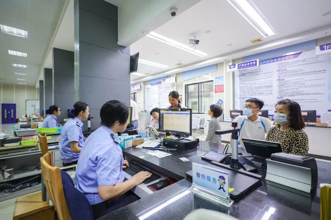 大良派出所运行"一窗通办"便民服务窗口为方便办事群众,促进公安