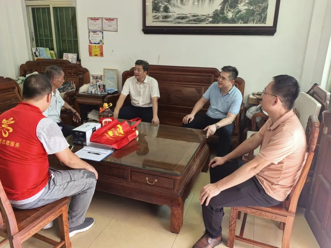 办事处副主任王小龙带领驻村组、村“两委”干部慰问长命水村现役军人廖俊豪家属 (1).jpg