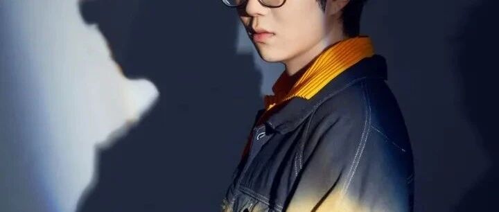 他是从出租屋走出的比赛冠军，凭什么爆红后自称“业余巨星”？