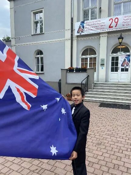 喜讯传来，华人之光！9岁男孩作为全澳唯一代表摘得全球顶级赛事桂冠！2年拿23个第一（组图） - 2