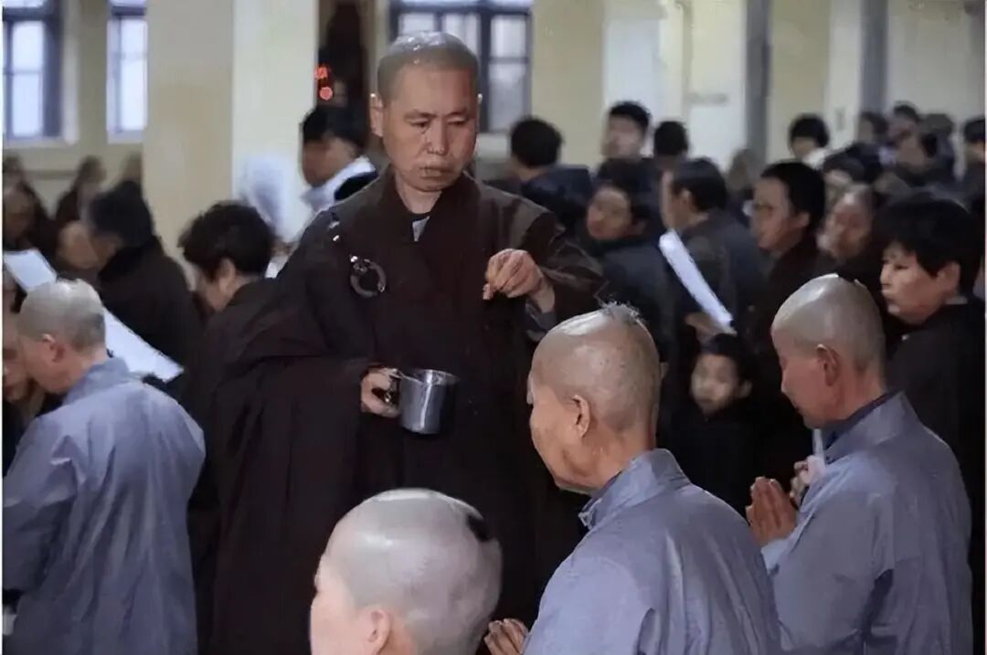 辽宁一清贫寺庙,寺内只有女性,日睡4小时吃一餐,拒绝香客捐钱