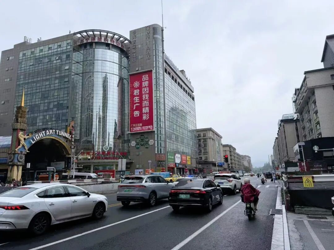 湖南路开放双向四车道交通，车辆有序通行。