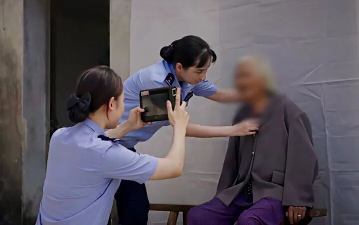 图释：竹镇派出所民警为老人办理身份证