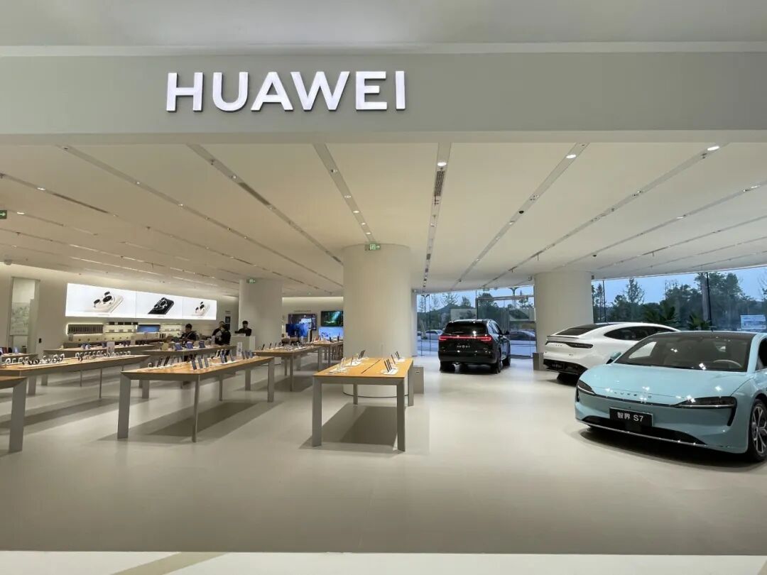 蓝景助力华为智能生活馆绽放万象汇，开启遂宁暑期消费新篇章！