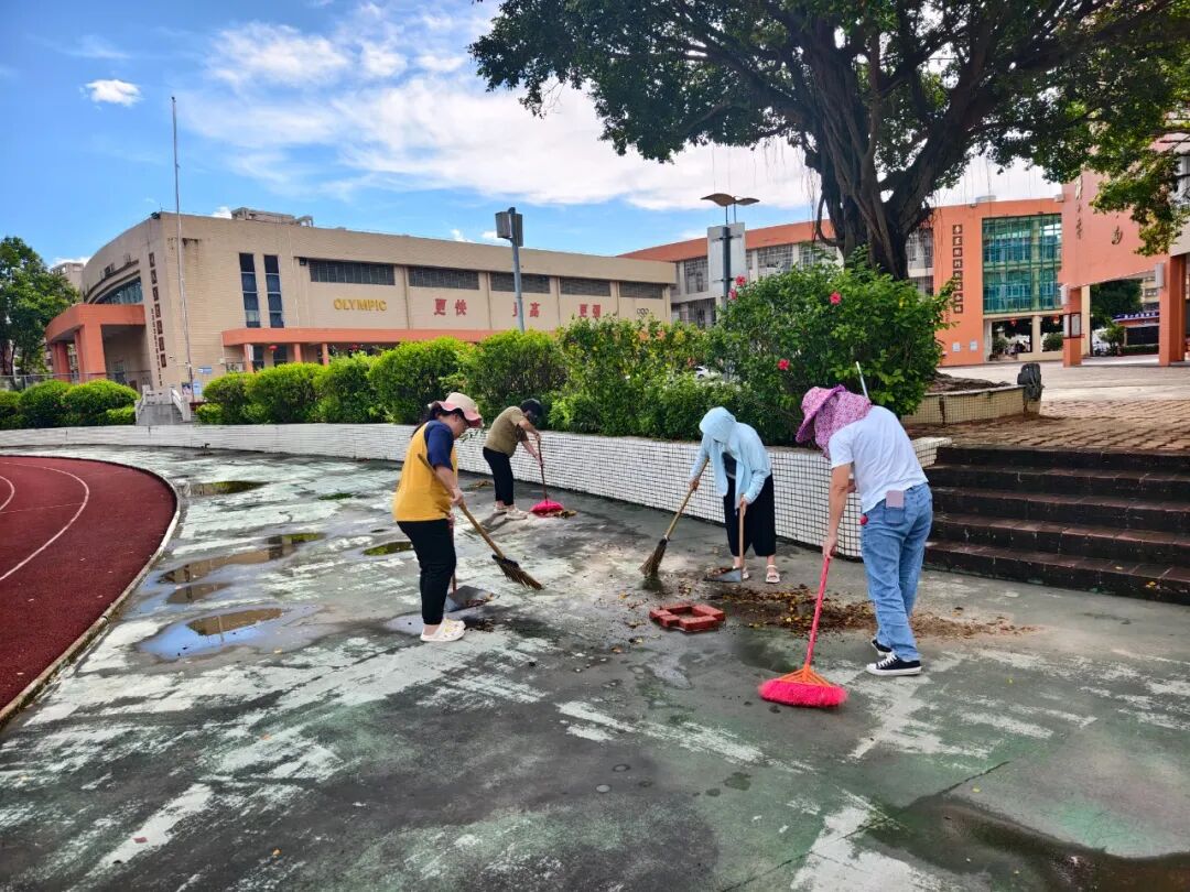 臺山市育英中學開展清積水、清垃圾、滅蚊蟲“兩清一滅”行動。.jpg