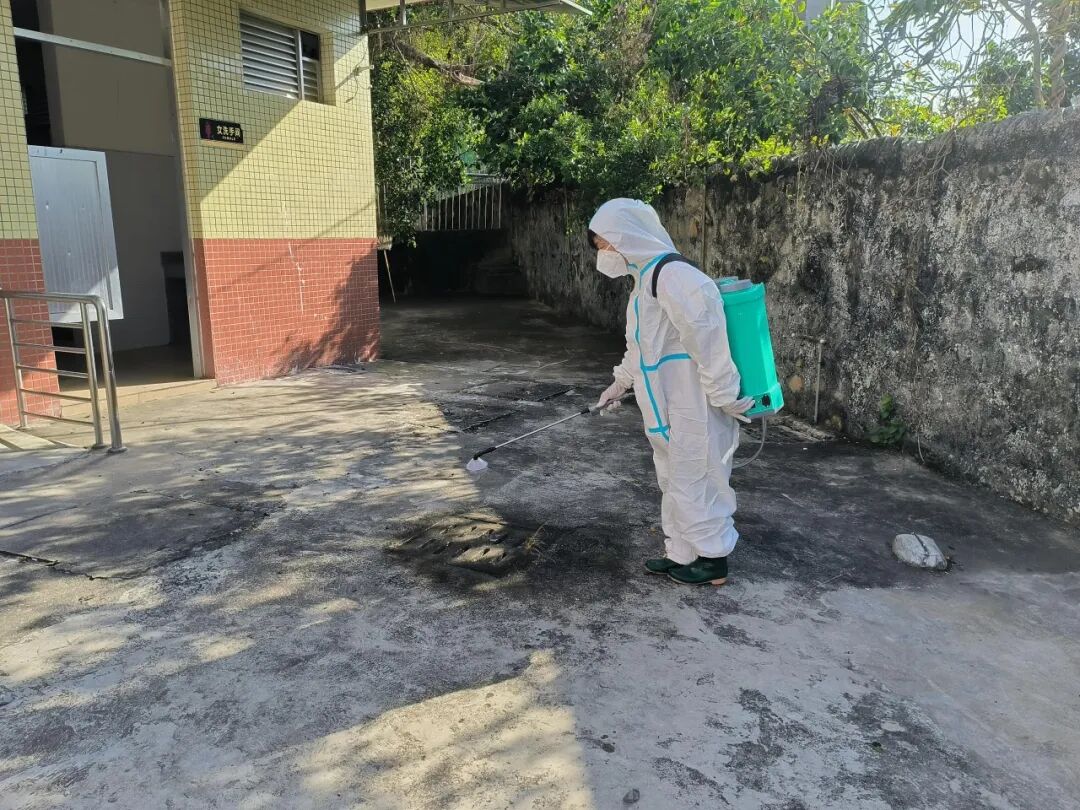 10月7日，臺山市北陡中學持續開展“兩清一滅”愛國衛生運動和“大家訪”防疫宣傳工作。.jpg
