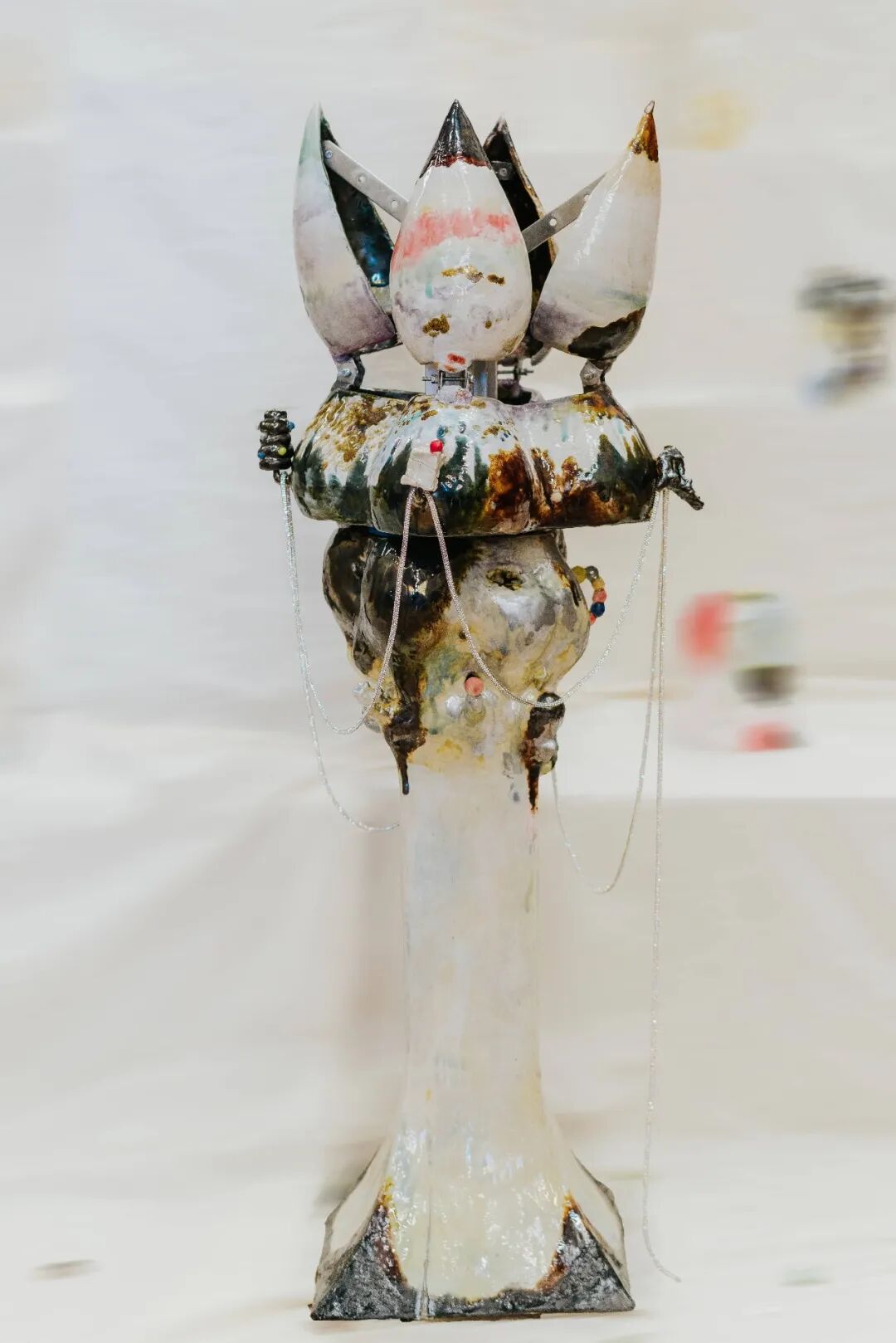 回声3 ，2024 陶瓷、灯，扬声器、马达、金属、钻石链、聚酯纤维   高100.2厘米 × 25.4厘米见方(1).jpg