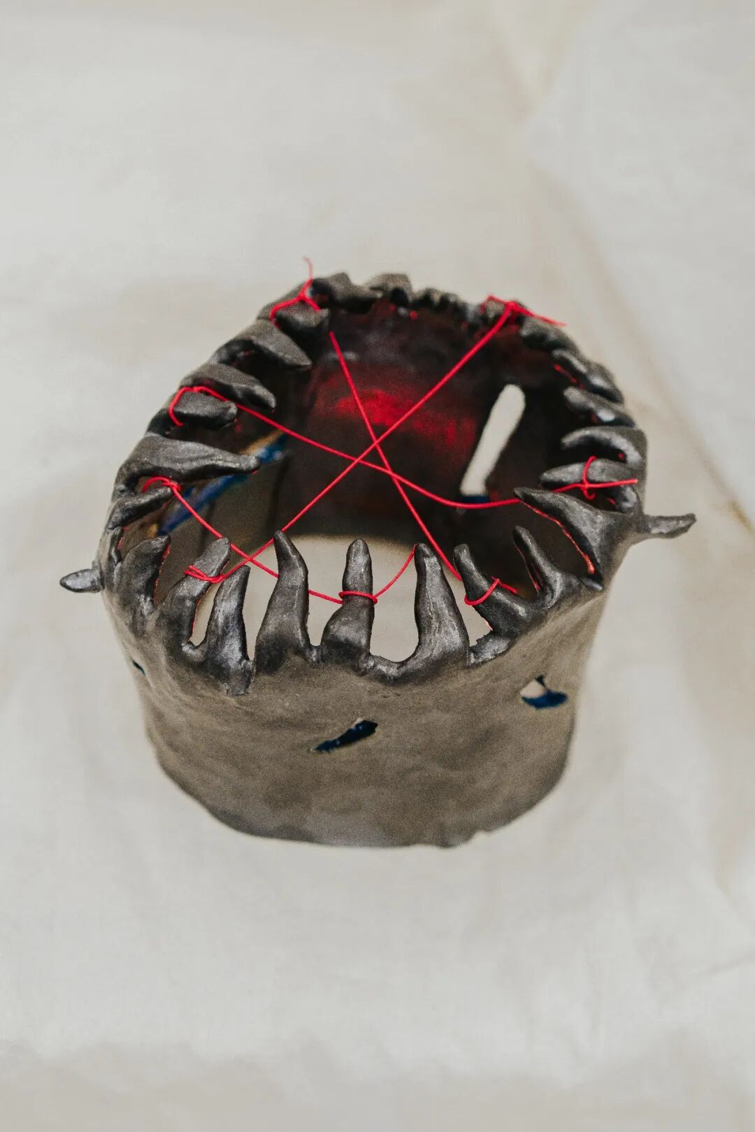 潜（子）3 2024 陶瓷、灯 高12.7厘米 × 宽15.2厘米 × 深17.8厘米(1).jpg