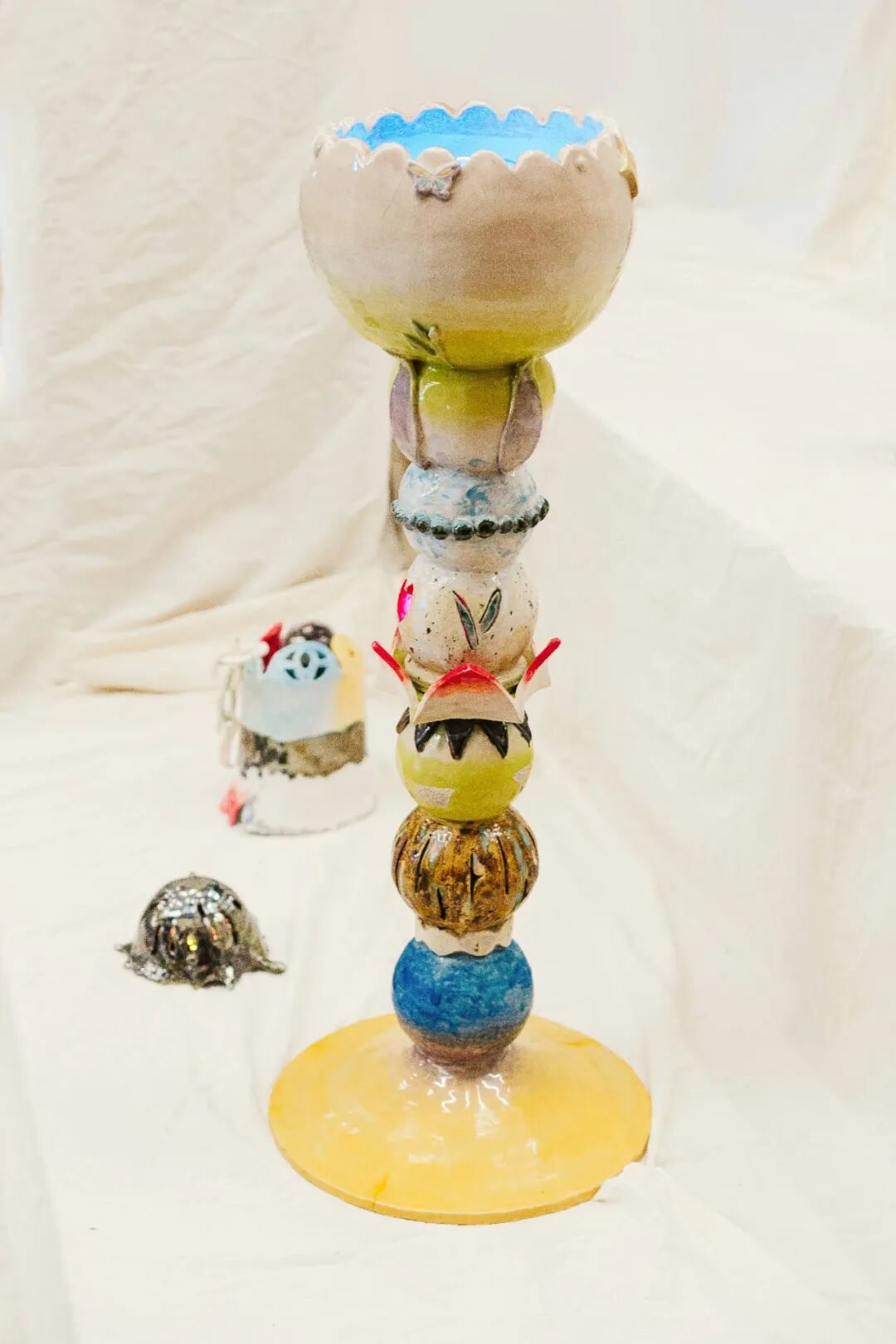 回声2，2024，陶瓷、LED灯，扬声器、亚克力 高72.4厘米 × 直径27.9厘米(1)(1).jpg