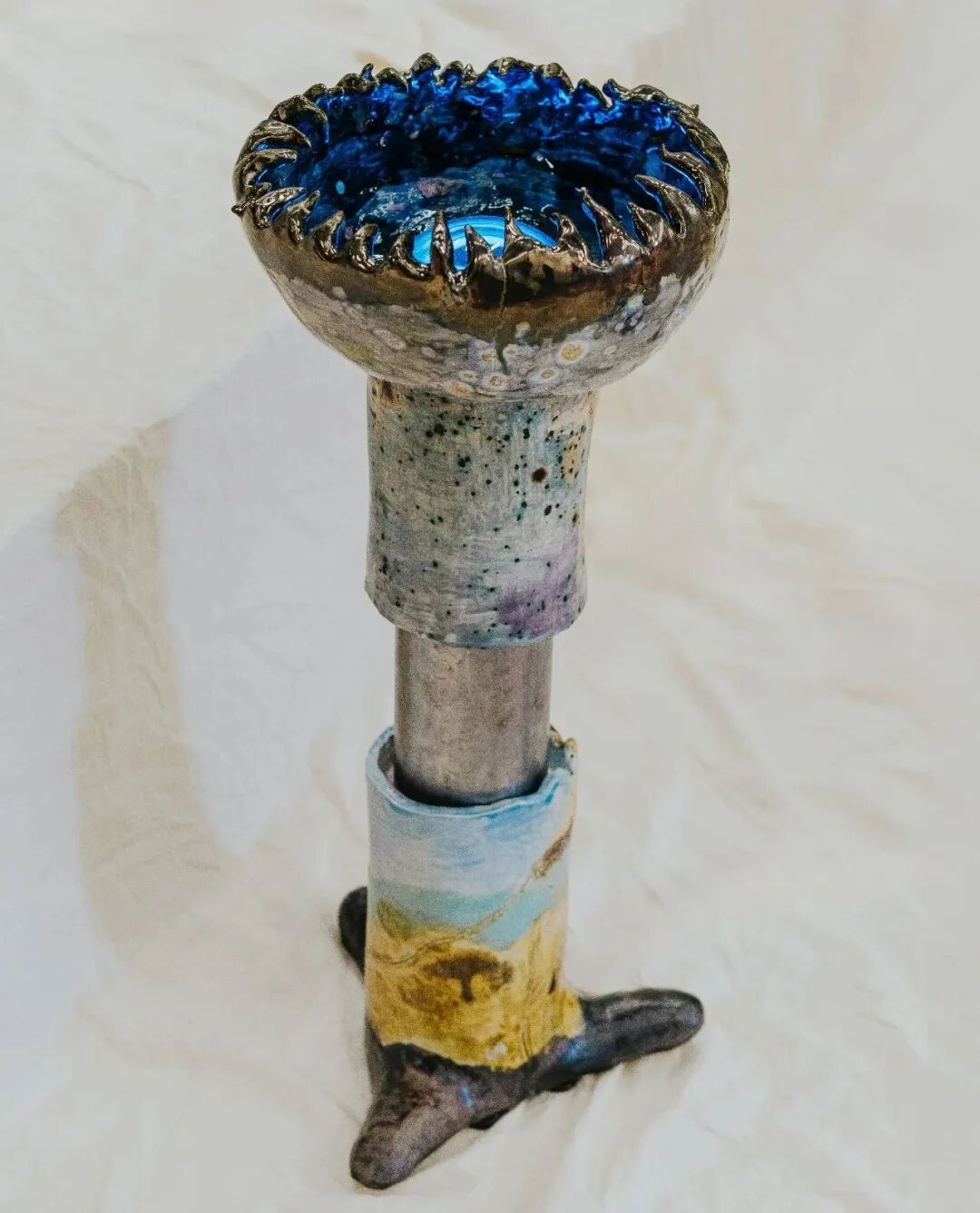 回声1   2024   陶瓷、金属、灯、扬声器、亚克力   高63.5厘米 × 宽27.9厘米 × 深22.9厘米 (1)(2).jpg