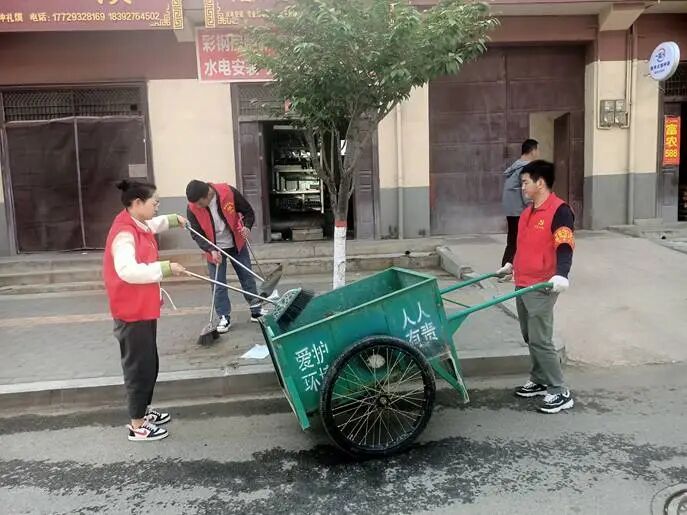 两亭镇新时代文明实践所志愿者在两亭街道开展环境卫生整治(1)