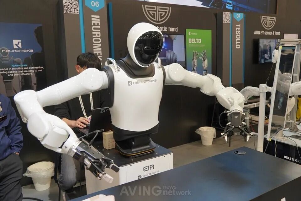 뉴로메카가 휴머노이드 로봇 플랫폼 ‘EIR(에이르)’를 시연 중인 모습. | 촬영 - 에이빙뉴스