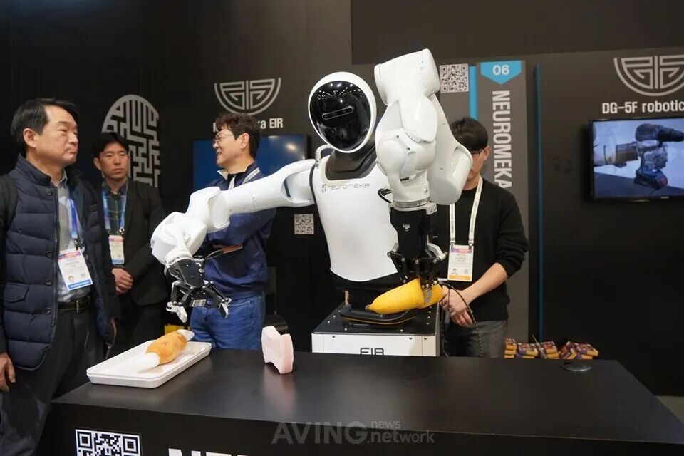 뉴로메카가 휴머노이드 로봇 플랫폼 ‘EIR(에이르)’를 시연 중인 모습. | 촬영 - 에이빙뉴스