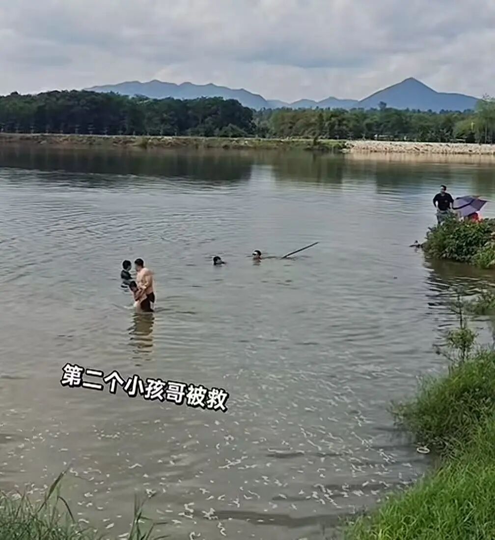 △梁先生将两位小孩和一位救人男子救上岸