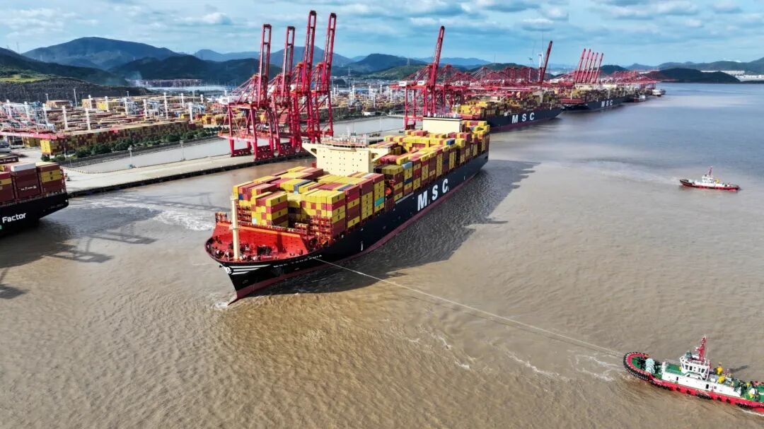 大船靠泊穿山港区（杜涓 摄）.jpg