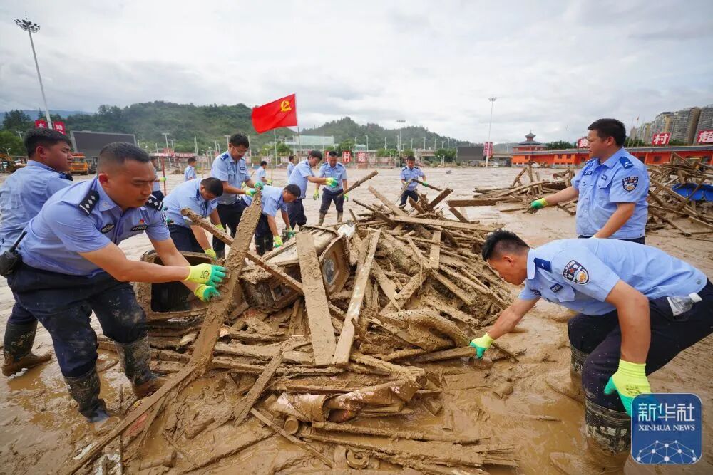 #暴雨再袭榕江灾区现场直击#,新华社 | 直击！贵州榕江抢险救灾一线
