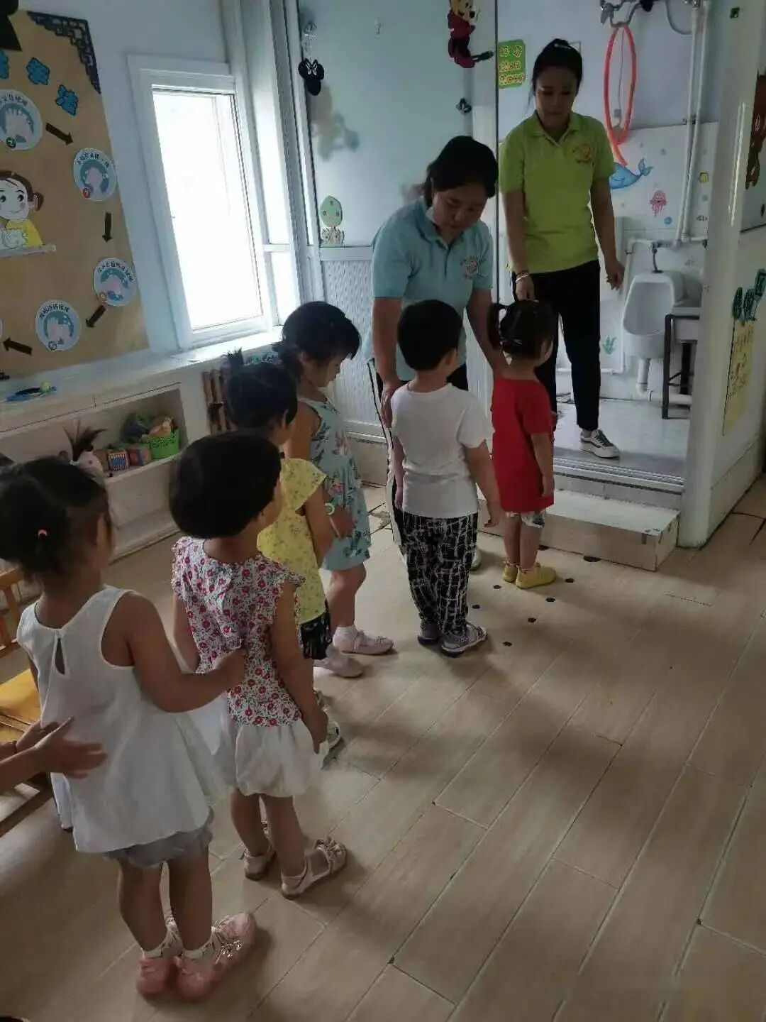 女孩尿  小女孩尿幼儿园厕所- 图片搜索