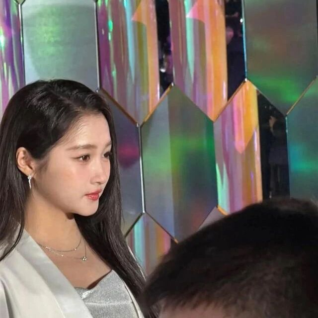 关晓彤恋情风波后首现身,眉毛睫毛都成白色,知情人曝原因