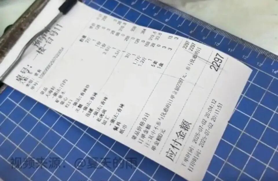 团购价318元吃完结账变2297元,海鲜套餐团购318元，到店却变2297元！网友排队晒单：同..
