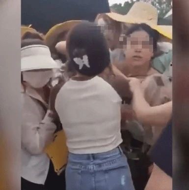 网上传言西安奥体中心体育场外发生打斗。警方：球迷抢座引发
