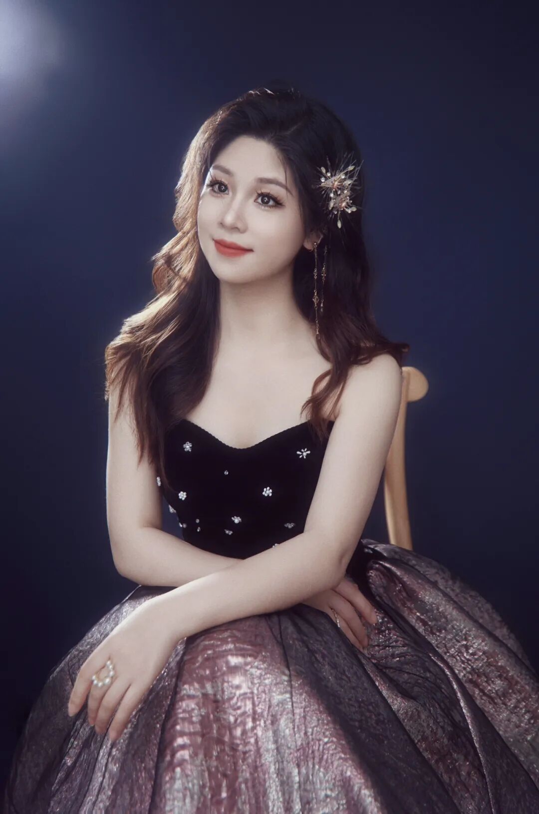 郑瑞君，民族女高音，2021级硕士研究生，师从国家一级演员，女高音歌唱