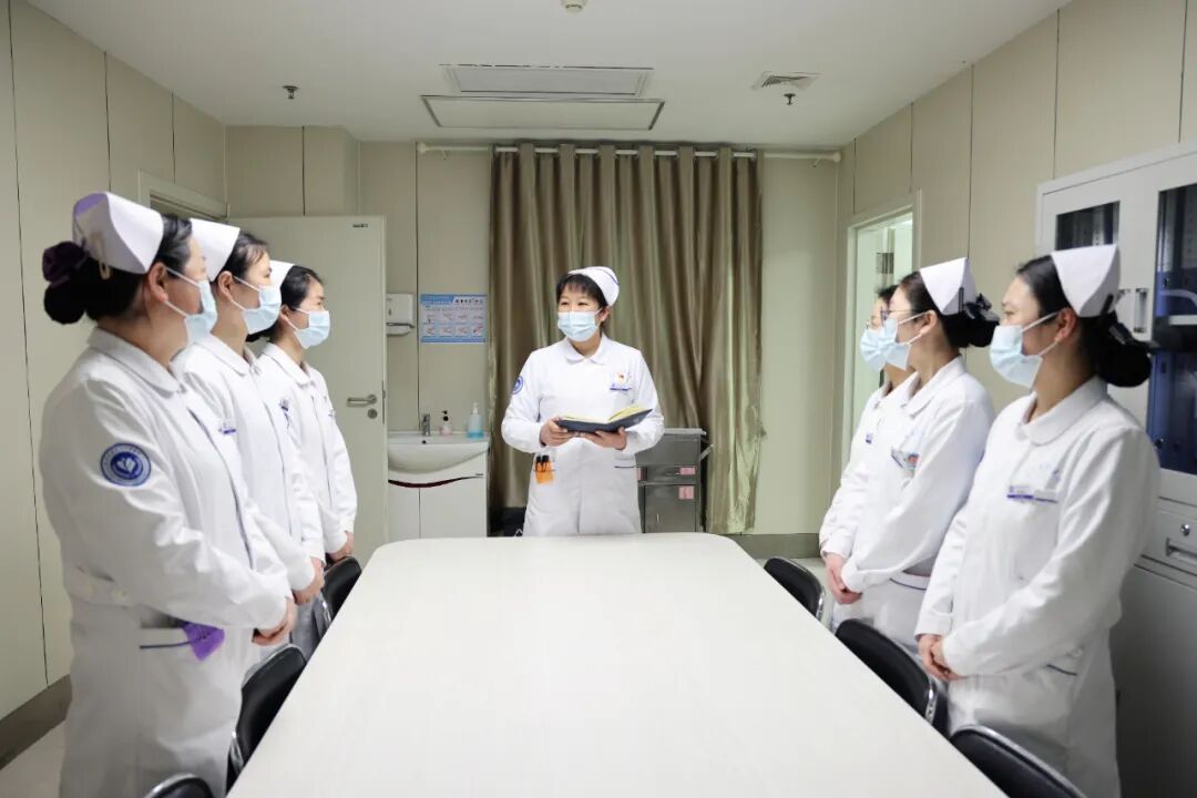 护士长许丽萍在开会中王秀丽为孩子护理中刘艳(左1)周珊(右1)为孩子