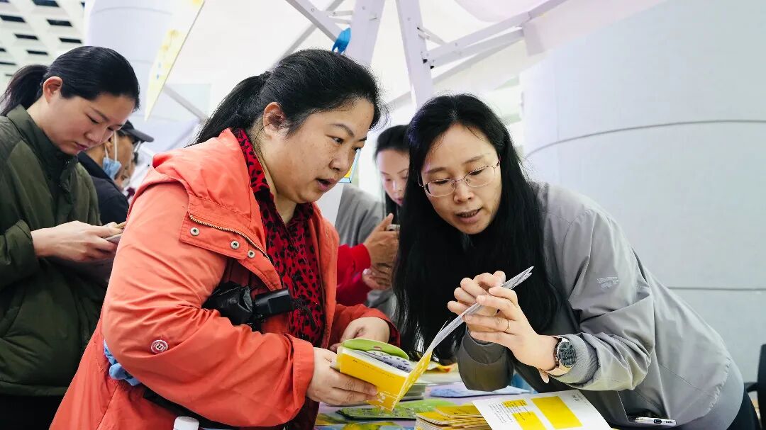 市民了解“地铁云上书屋”。记者高文举 摄.jpg
