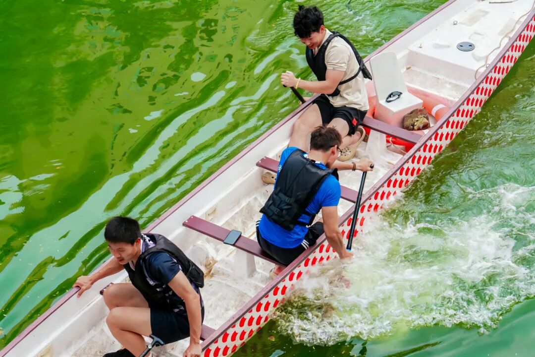 《龙舟竞渡》城市摄影队大学生小分队  代煜洁 摄于湖科揽月湖上.jpg