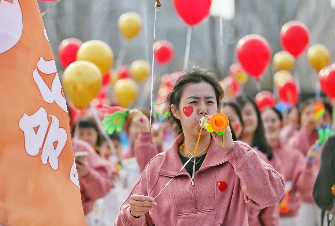 《吹起喜乐小喇叭》城市摄影队 张金平.jpg