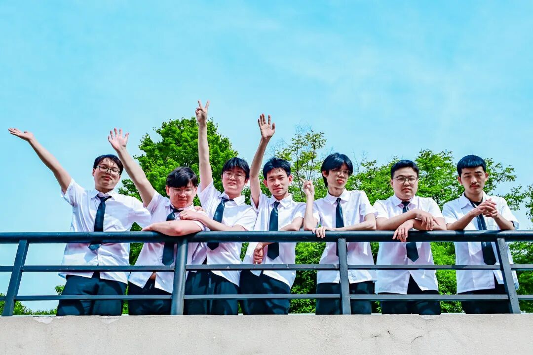 《毕业季》城市摄影队大学生小分队  章颖 摄于湖科东区操场.jpg