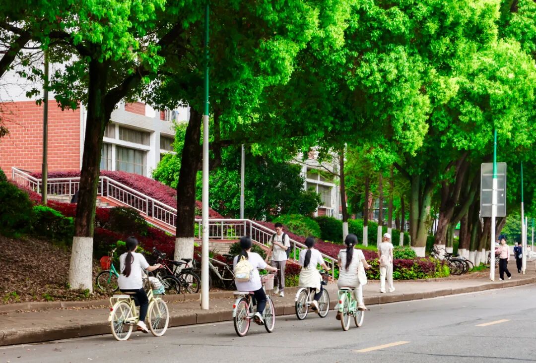 《绿荫校园行》城市摄影队大学生小分队  赵雨果 摄于湖科揽月楼前.jpg
