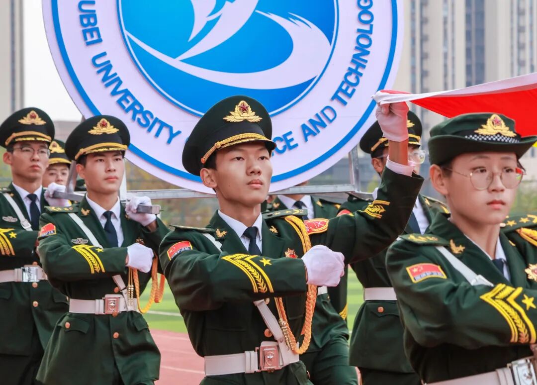 《荣光》城市摄影队大学生小分队 陈思艺 摄于湖科西区操场.jpg