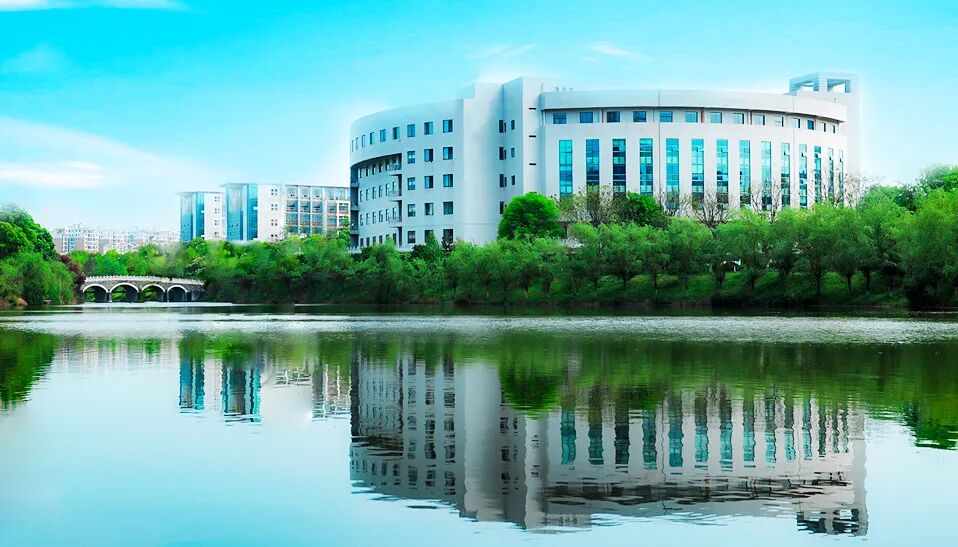 《静谧湖畔》城市摄影队大学生小分队 张申奕 摄于湖科揽月湖畔.jpg