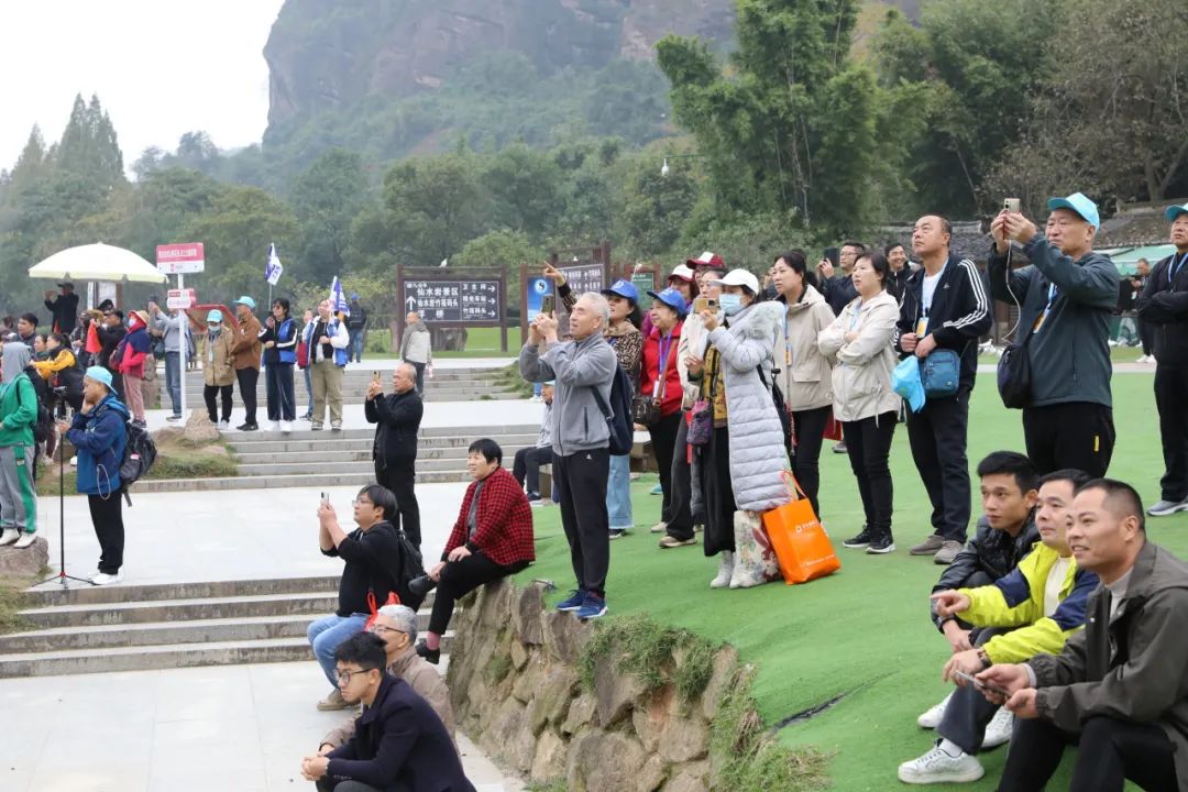 一天四波专列团！今天的龙虎山被东北朋友承包了！